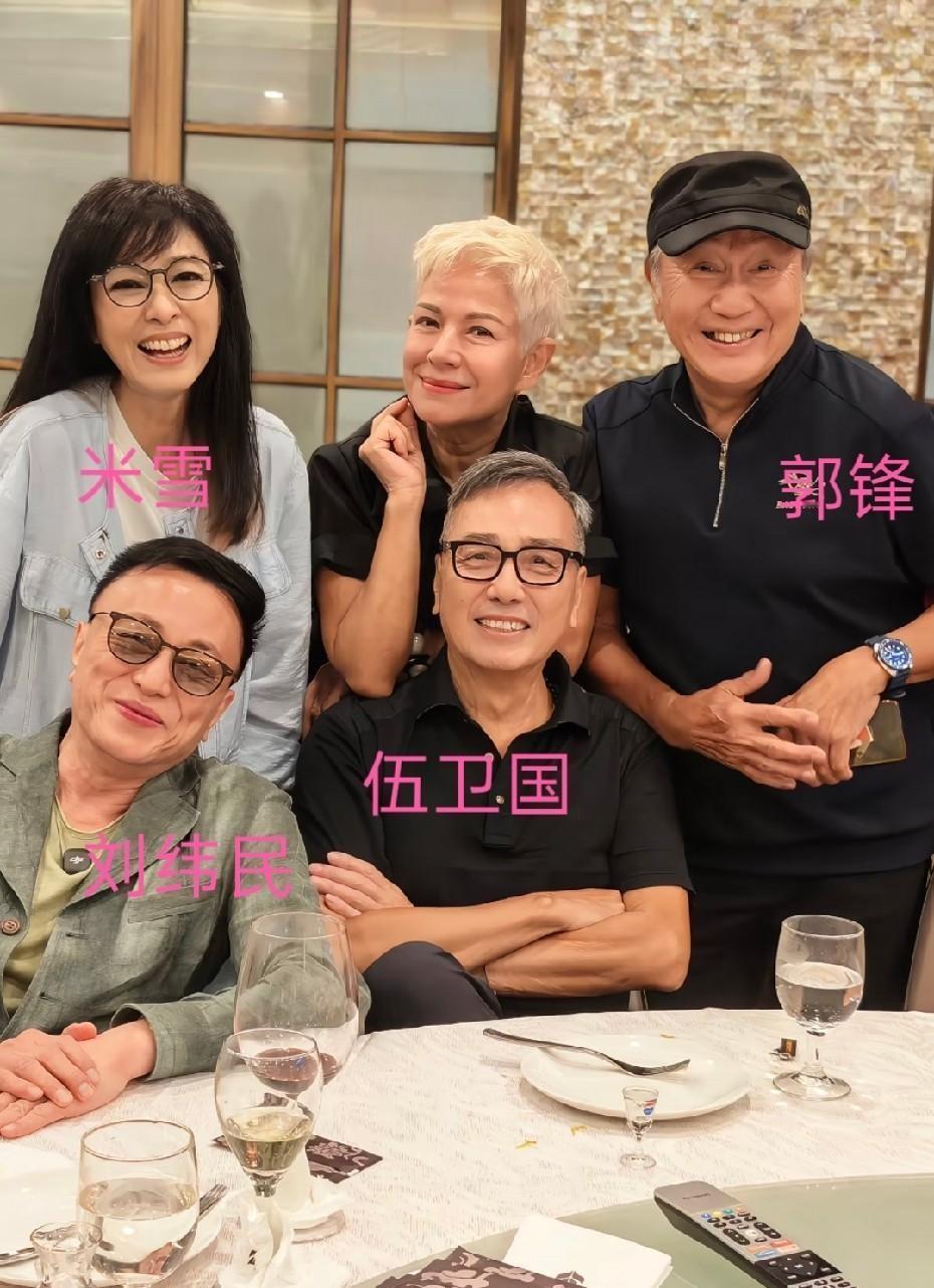 74岁的伍卫国一露面，当年那帮老同事都放下了酒杯。他跟刘晓庆好了5年，分手后一直