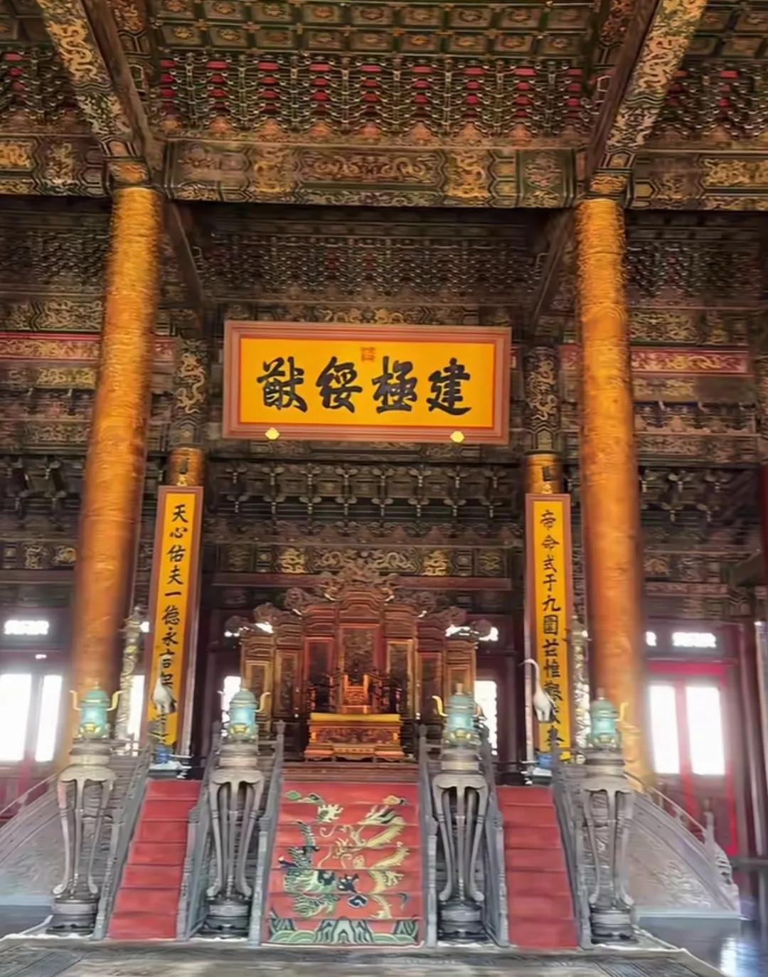 北京故宫龙椅围栏己扯掉可登阶近观。