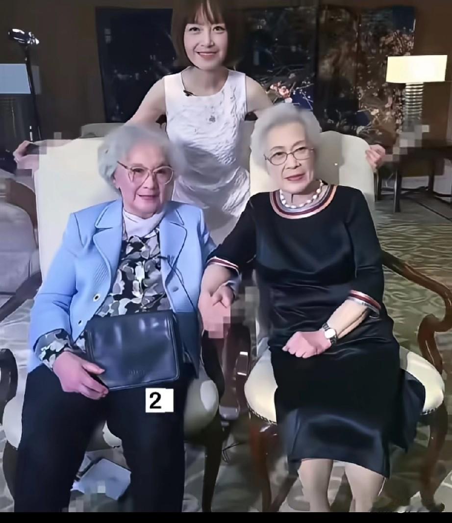 2017年的盛夏，两位老戏骨共同参与《鲁豫有约》特别节目录制时留影，照片里的两位