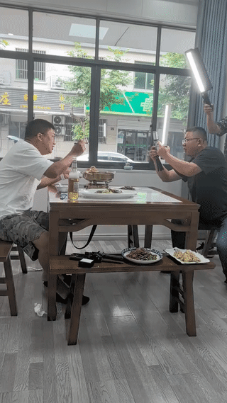 网友在饭店吃饭时，意外偶遇百万探店网红美食主播“麦总去哪吃”。当时他好像是正在