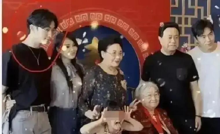 拍戏失联3个月，她连老公影子都摸不到秦昊进组后，伊能静发文说“人不见了”。