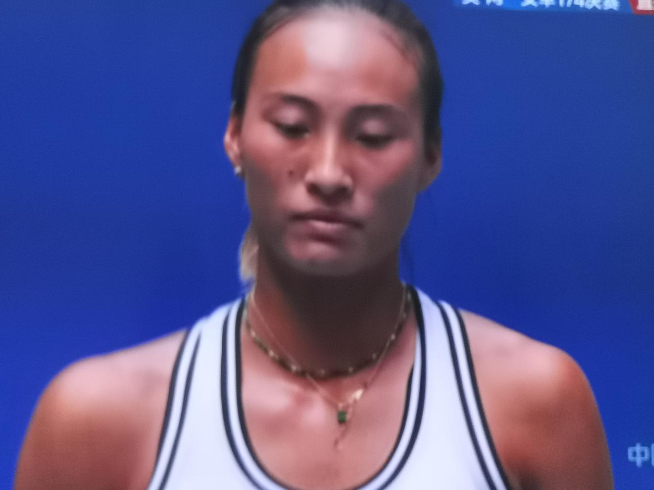 熬夜看完美网这场硬仗，郑钦文惜败莱巴金娜。对手如今已是世界第一，这场对决打得十分
