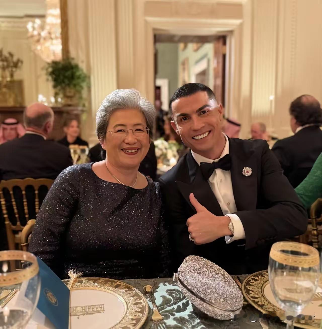 苏妈也出现在了特朗普的晚宴上，还和c罗一起合影。苏姿丰，美籍华裔半导体芯片专