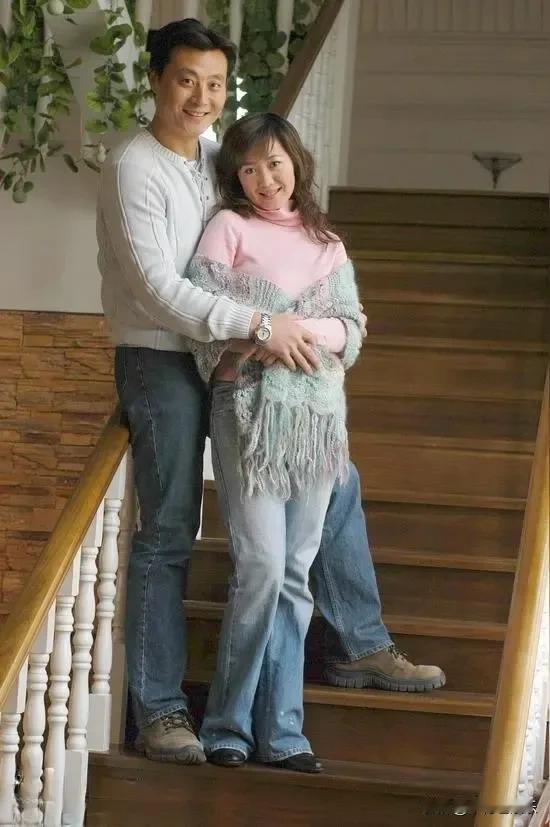 原来他俩是夫妻，​​结婚多年，两人不离不弃，没有任何绯闻。你认识这对明星