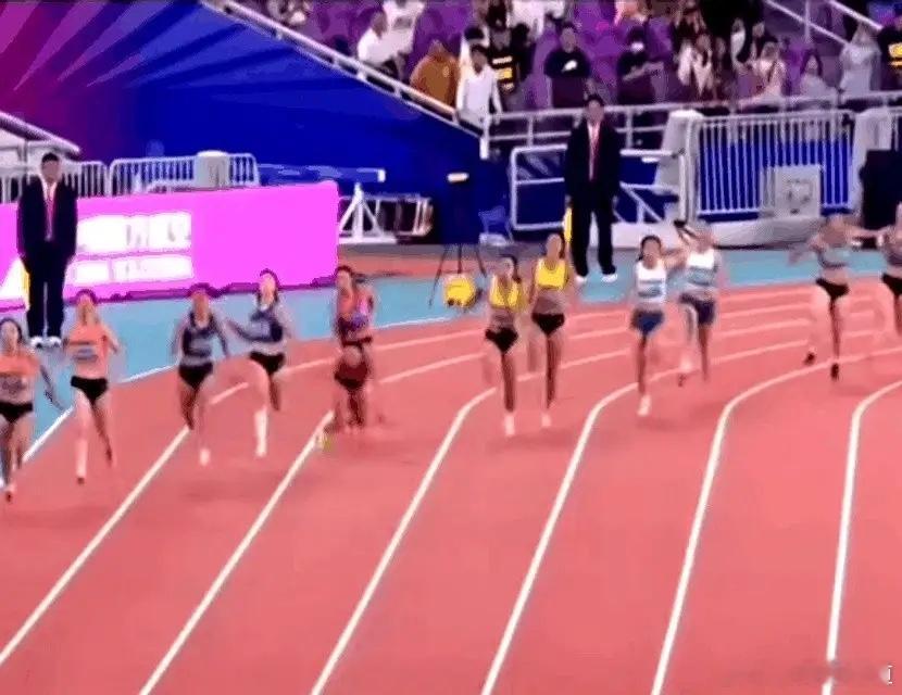 全运会女子4×100接力重赛结果昨晚一出，评论区直接炸锅！起因是广东队梁小静摔倒