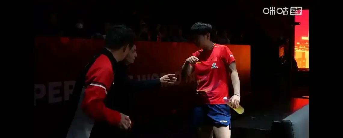 莎莎突然叫停，半决赛才打三局就蹲下去摸脚踝。队医冲上来，三两下揉了揉，贴条肌肉贴