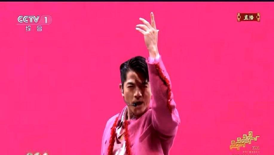 别再信什么天生丽质，郭富城60岁不喘气的秘密，就藏在他吃完火锅后的一个动作里。