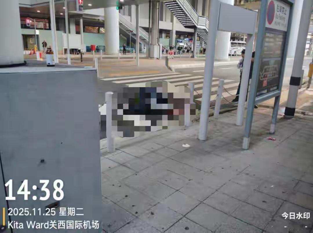 太痛心了！20多岁小伙和妈妈去日本旅游，机场护栏上坐了一下，竟坠楼身亡……刚