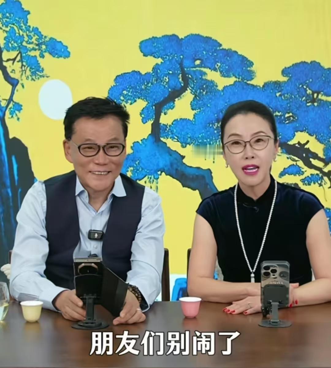 网友真是看热闹不嫌事大啊，李国庆跟媳妇张丹红直播时，网友一直在那起哄道:“你们两
