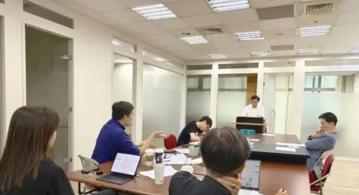 27日早，郝龙斌在社交媒体上发文，透露自己正在为辩论会做准备。而从照片中