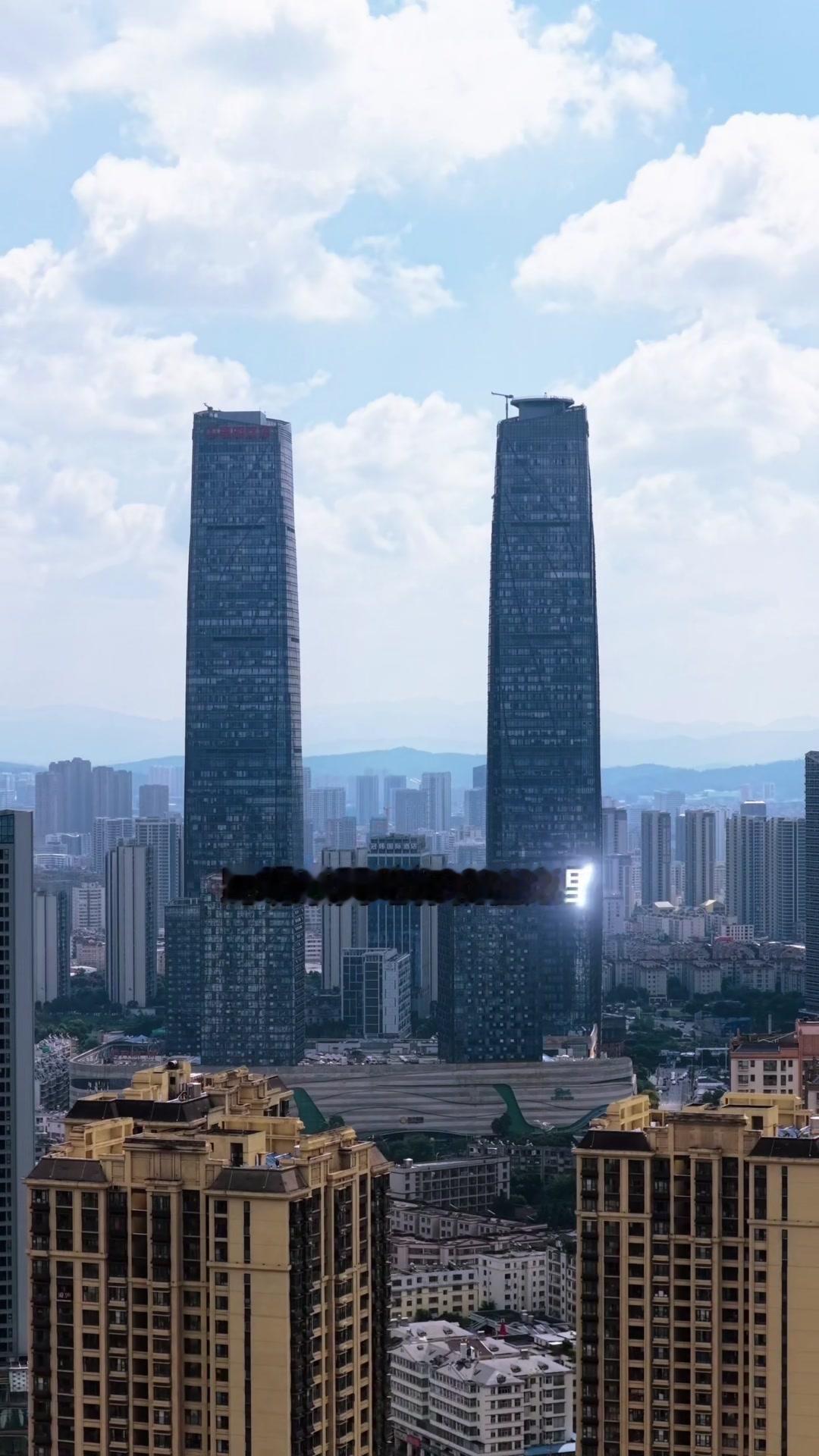 昆明两大高楼地标，哪个更有气势？🏙️昆明最高的两处地标分别是恒隆广场和昆明双塔