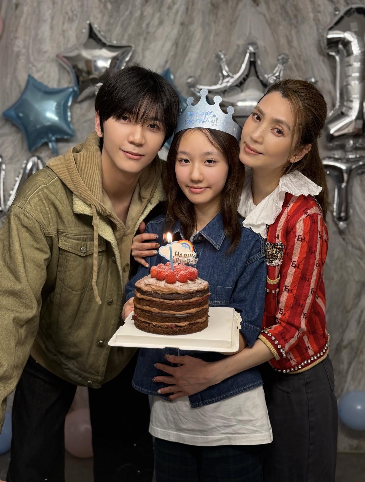 洪欣为女儿庆生的合影，12岁的张晞彤越长越漂亮啦。这是上个月2月4日的时候，