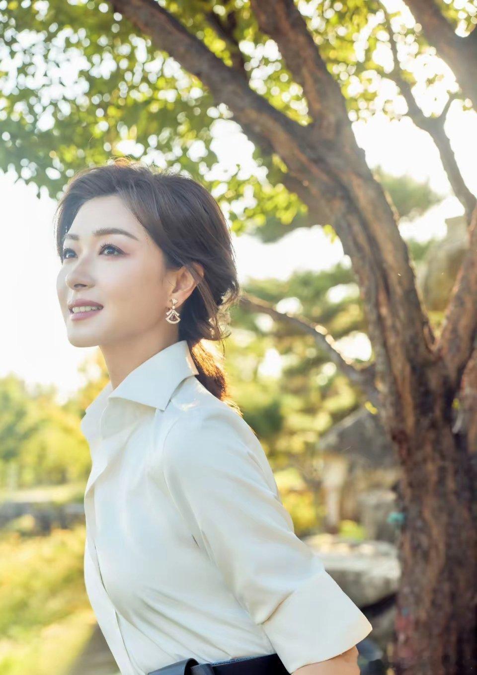 原来《伟大的长征》中贺子珍是她出演的，内柔外刚，现实中她已经结婚生子有一个女儿！​热播剧《伟大的长征