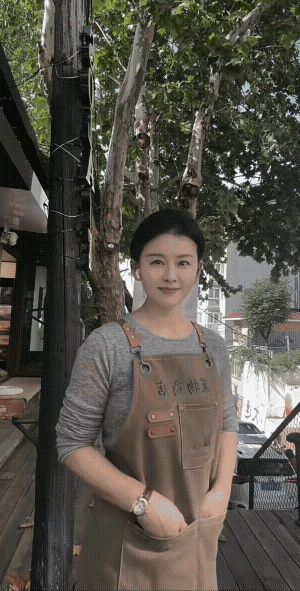 一看就是贤妻良母型的老板娘，也是一位会来事的老板娘。看这装束，估计不是干餐饮的