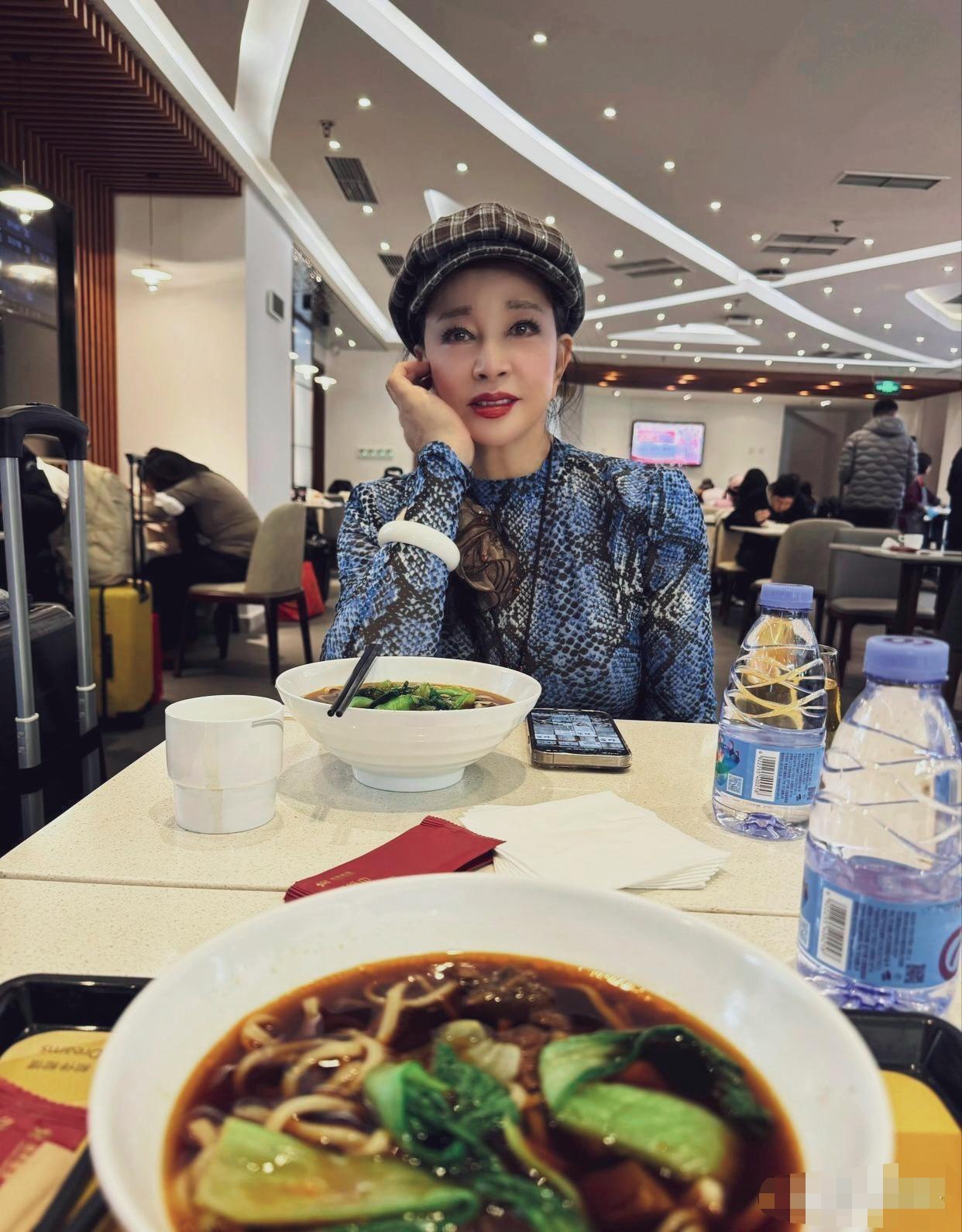 刘晓庆吃了防腐剂一般，75奶奶秒变40岁阿姨！