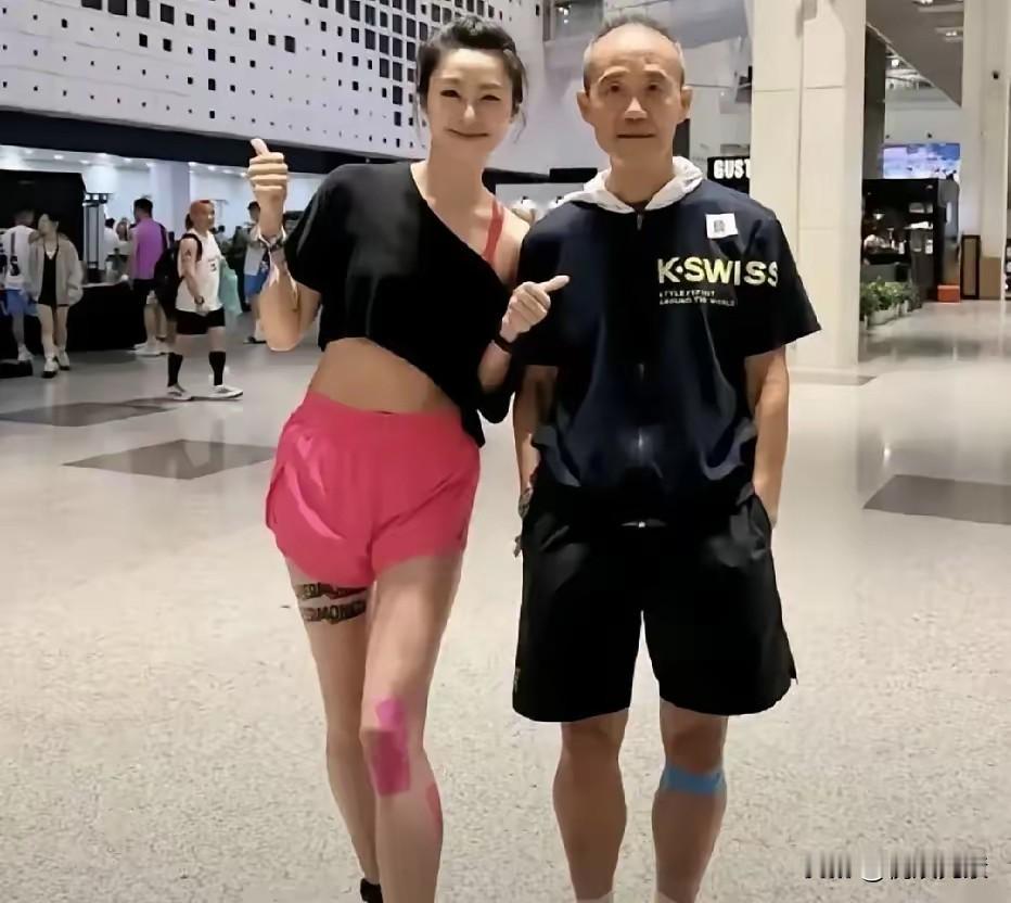 还是有钱的男人最帅。万科总裁王石的最新女私教，肤白貌美，身材匀称，凹凸有致。对