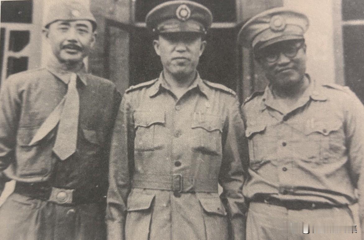 东北期间，国民党东北保安司令长官部副司令长官郑洞国（中）与新六军军长廖耀湘（右