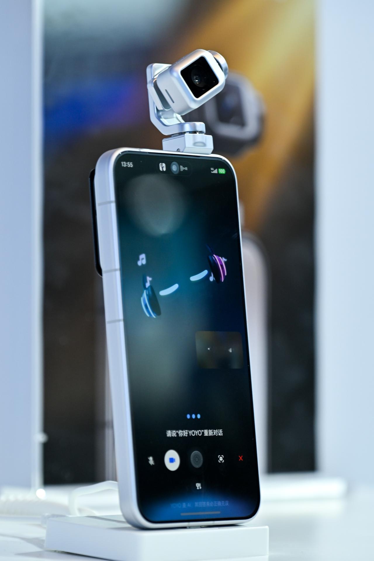 这恐怕是手机行业历史上最不讲武德的一次“降维打击”！荣耀RobotPhone预