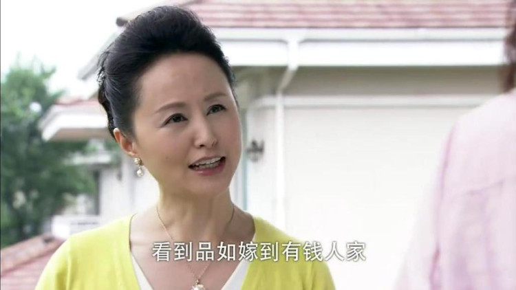 心机女讨好穷闺蜜的婆婆,婆婆一脸嫌弃,看到送护肤品一脸吃惊