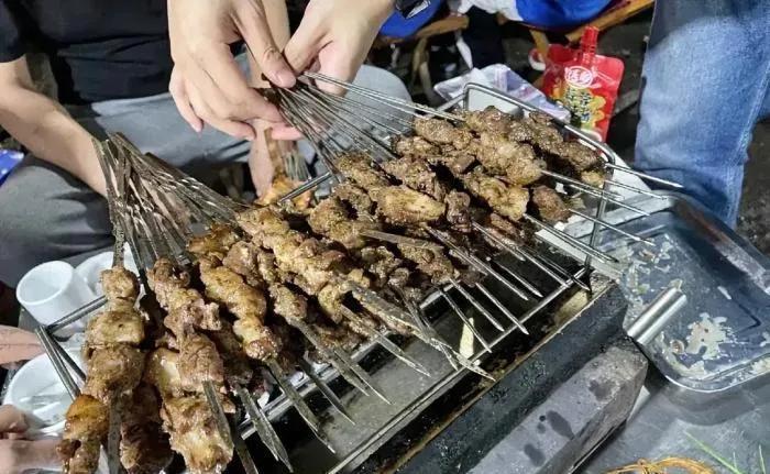 人怎么这么聪明！北京，一位女子开了一家烧烤店，最头疼的就是每天光是串肉串就要花好