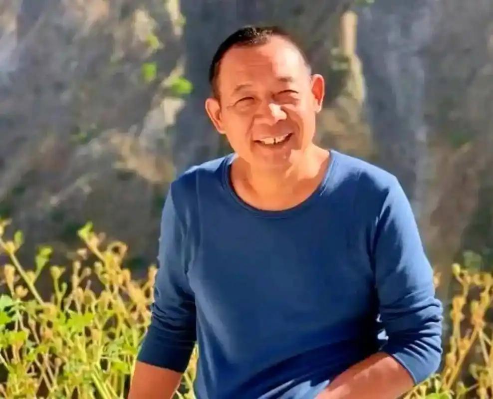 专门跑了一趟许昌，拦了辆出租车，上车就跟师傅闲聊：于东来在咱许昌，算不算顶有钱的