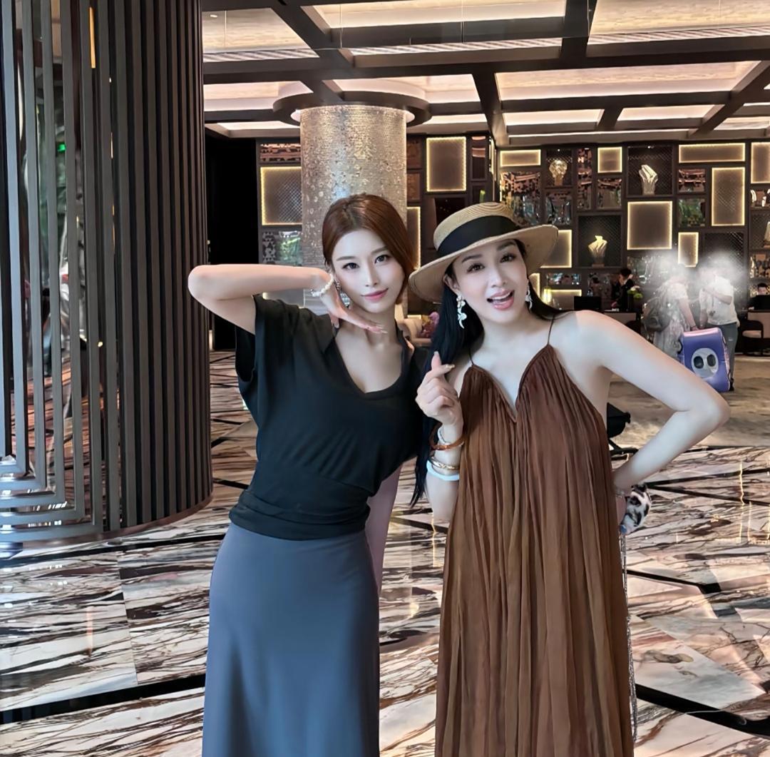 钟丽缇在广州酒店大堂被偶遇，她穿了一条吊带裙，皮肤非常白，身材丰腴不干柴，完全不