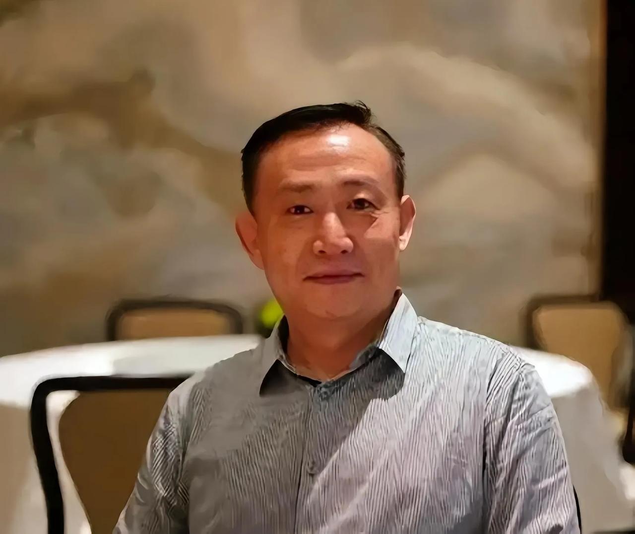 卢麒元是非体制内主流经济学家，民间宏观战略研究者，他的言论深受老百姓欢迎。他长