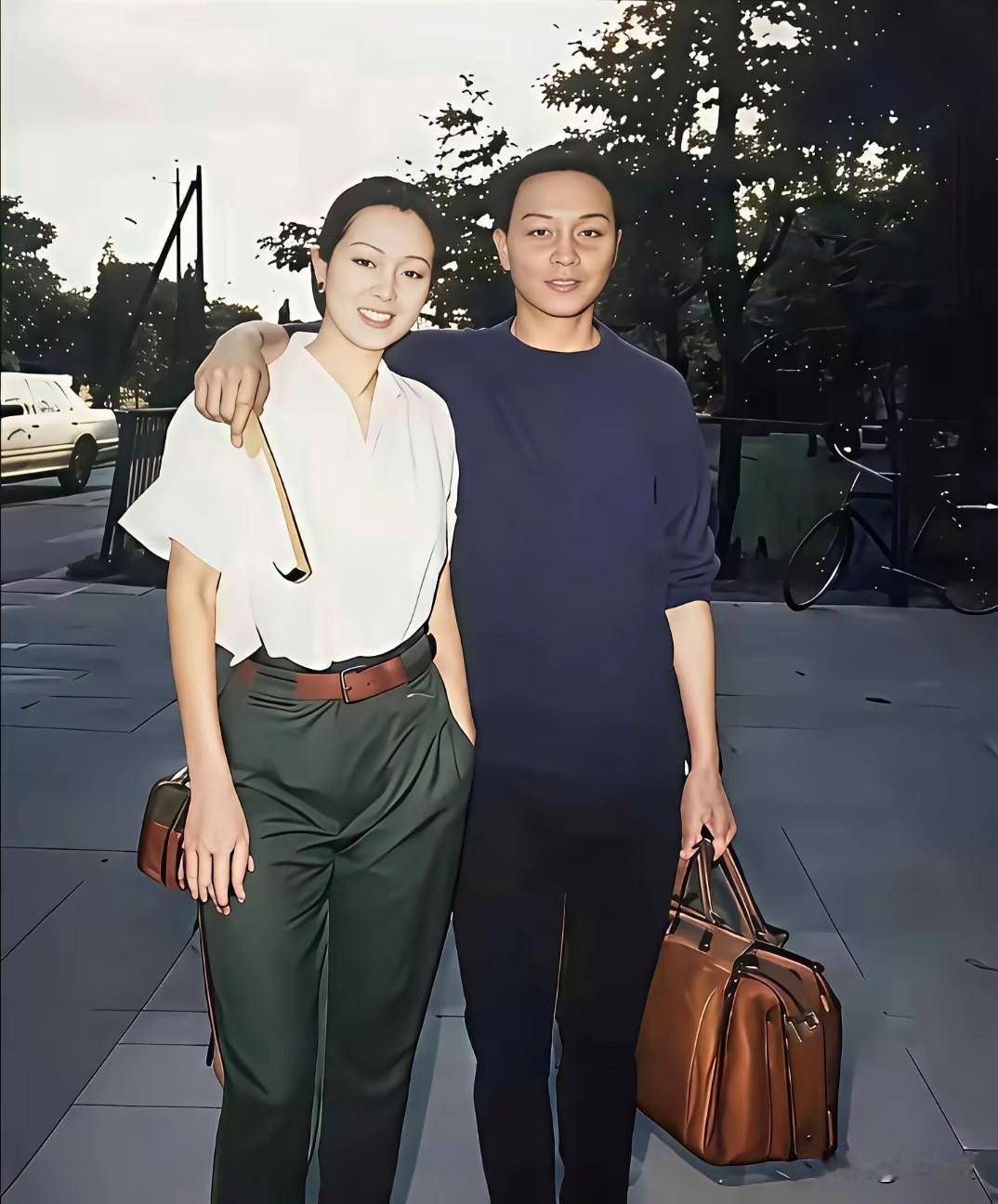 这是几十年前巩俐和张国荣的合影，网友说，美出天际了明星老照片巩俐老照片