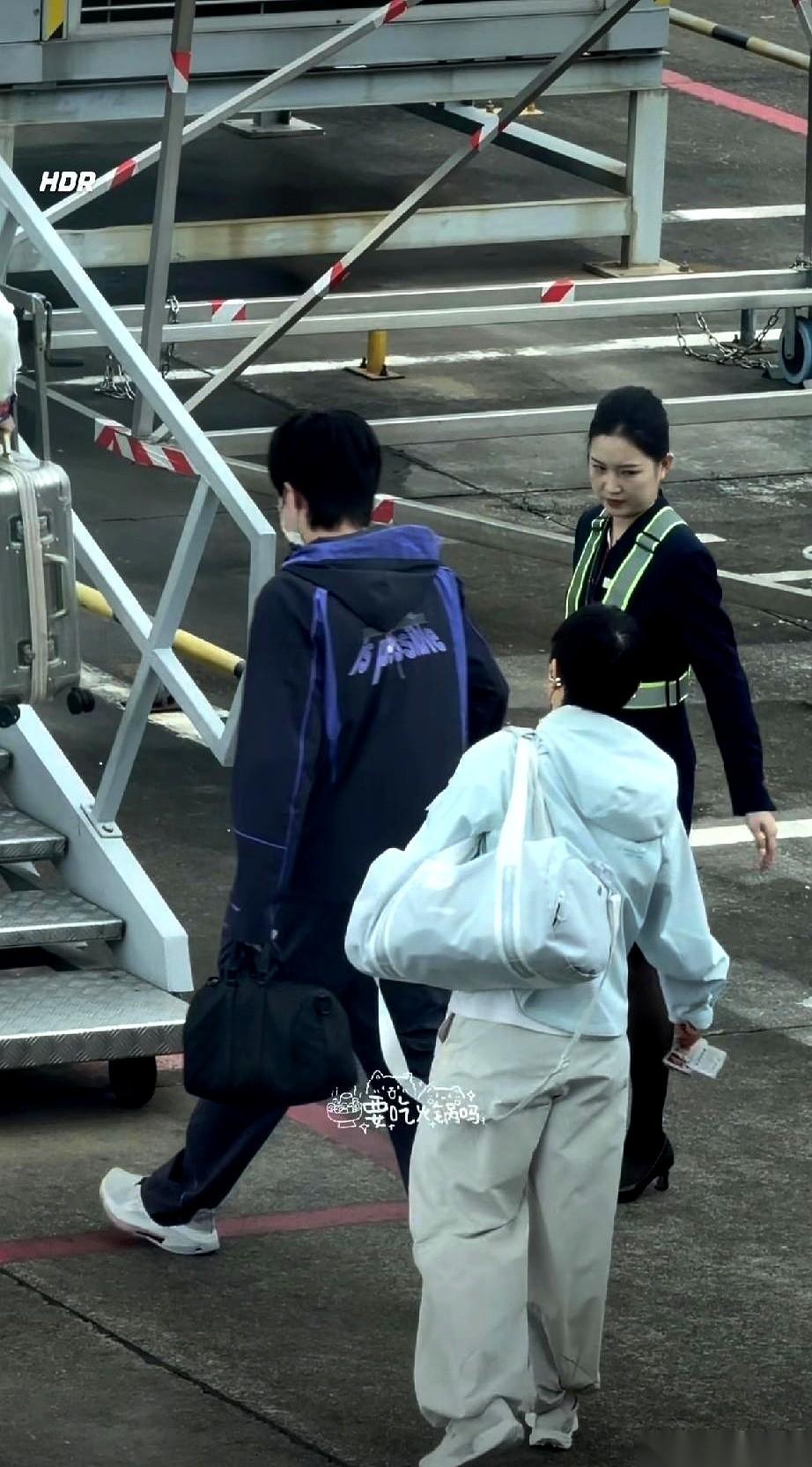 刚拿下冠军的王楚钦，背着包，就这么被一段再普通不过的楼梯给拦停了。前面是王曼昱