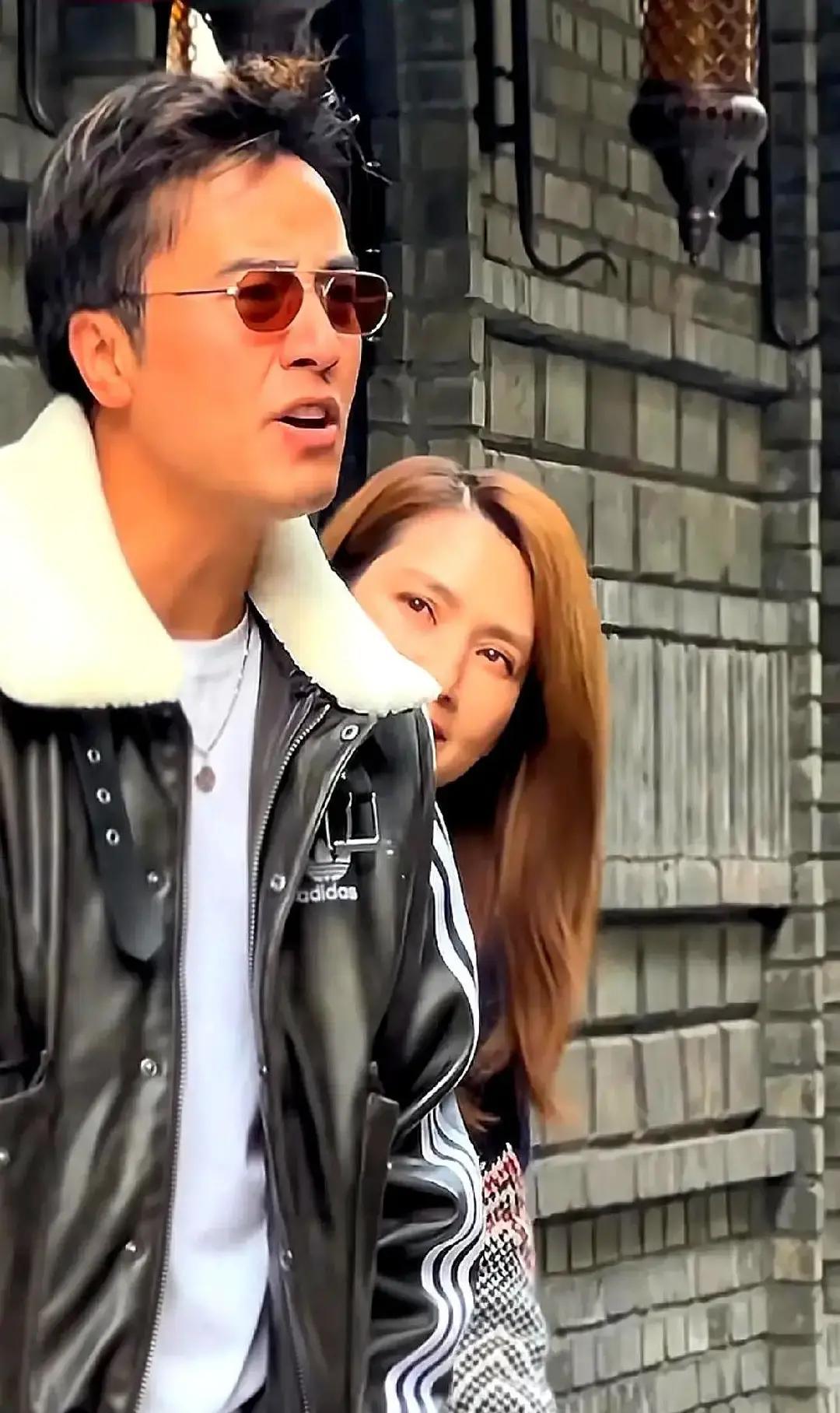 洪欣5亿带货，不靠老公张丹峰在综艺里被吴镇宇一句“我只认识洪欣”晾在原地，