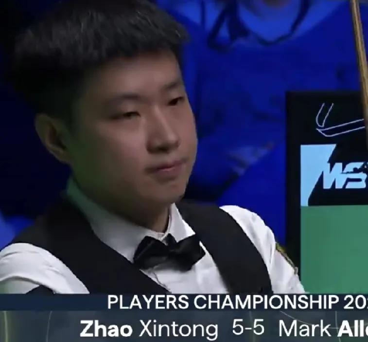 81-8，赵心童挽救赛点扳平比分5-5，比赛进入决胜局！这局赵心童一杆防守失误