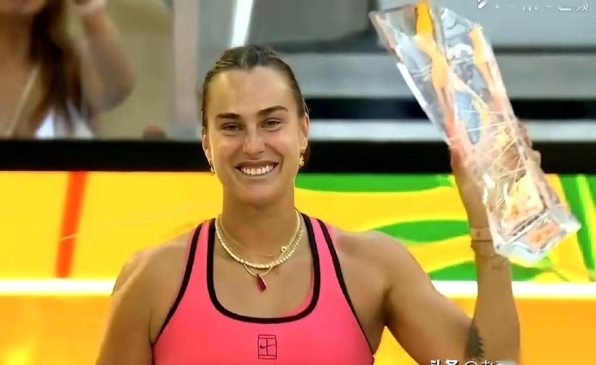 迈阿密站决赛，萨巴伦卡对阵高芙。球还在空中飞，一个女人的尖叫就划破了全场：“界