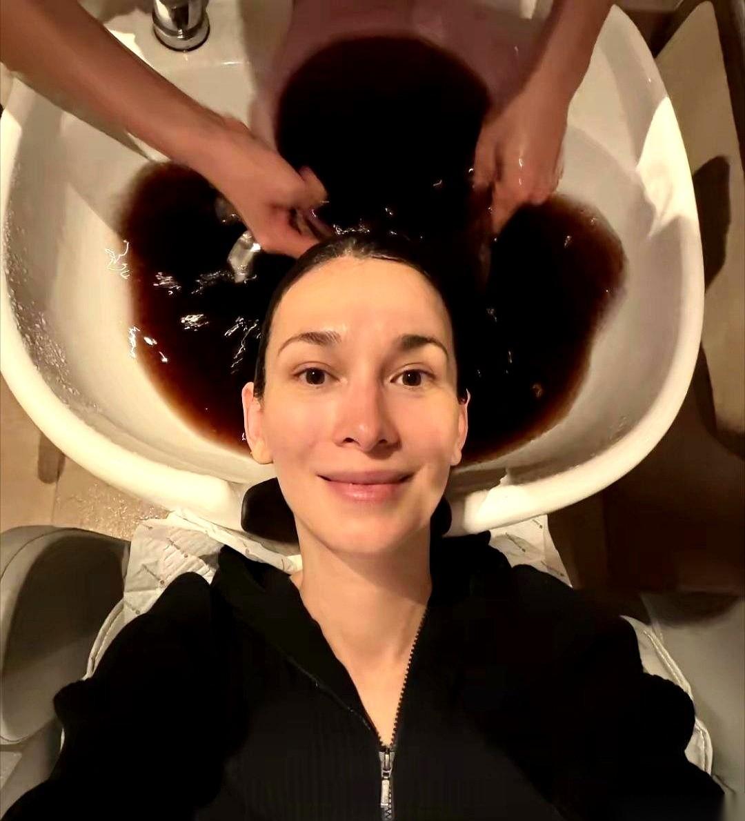 刷到卢靖姗，给我看愣了。生完老二才俩月啊，人已经在普拉提床上把自己拧成麻花了。