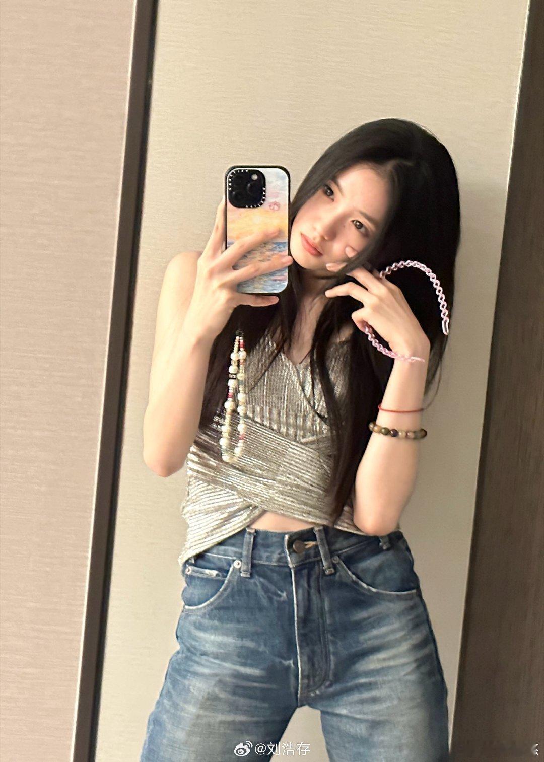 #刘浩存#对镜自拍的萌存​