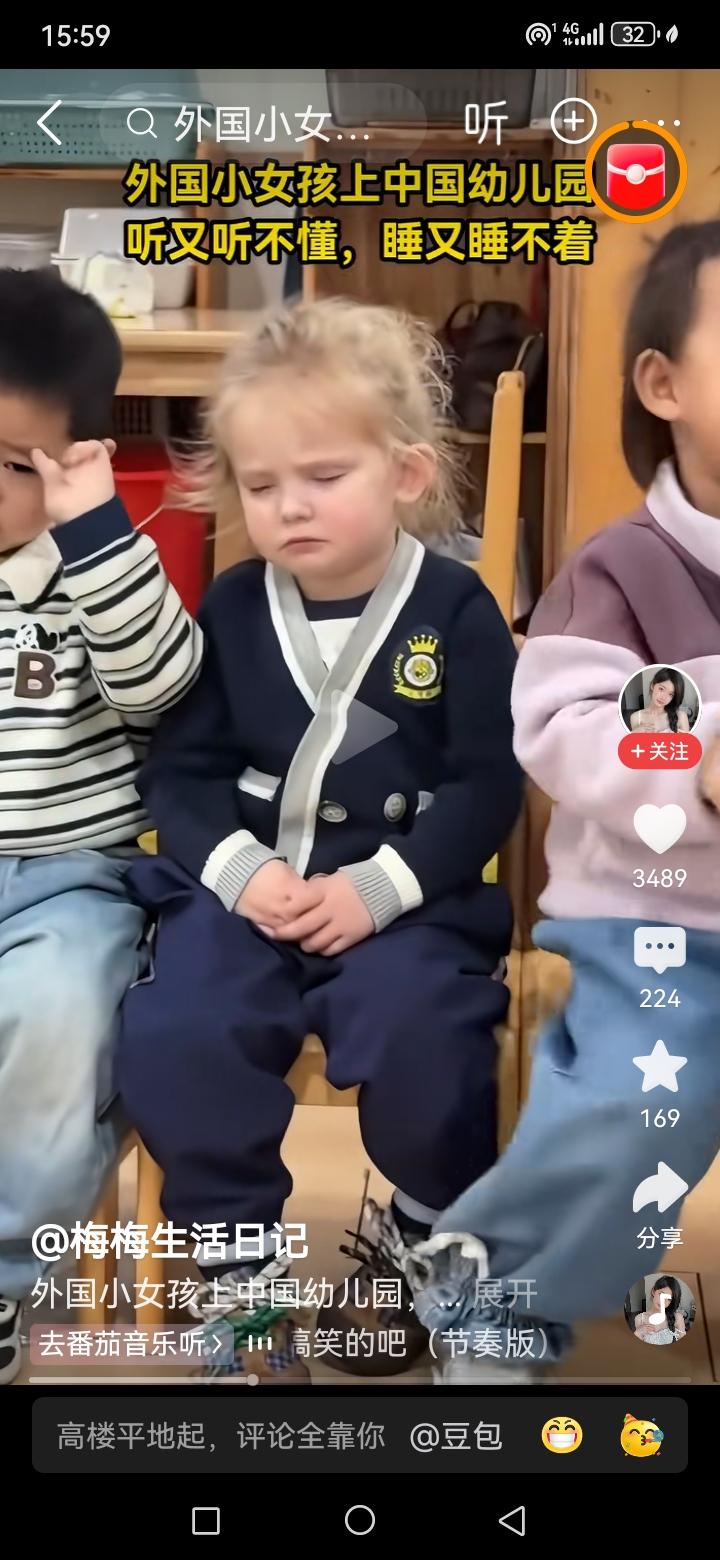 一外国小朋友在中国的幼儿园里，因为她听不懂周边的语言，看看昏昏欲睡的样子特别可爱