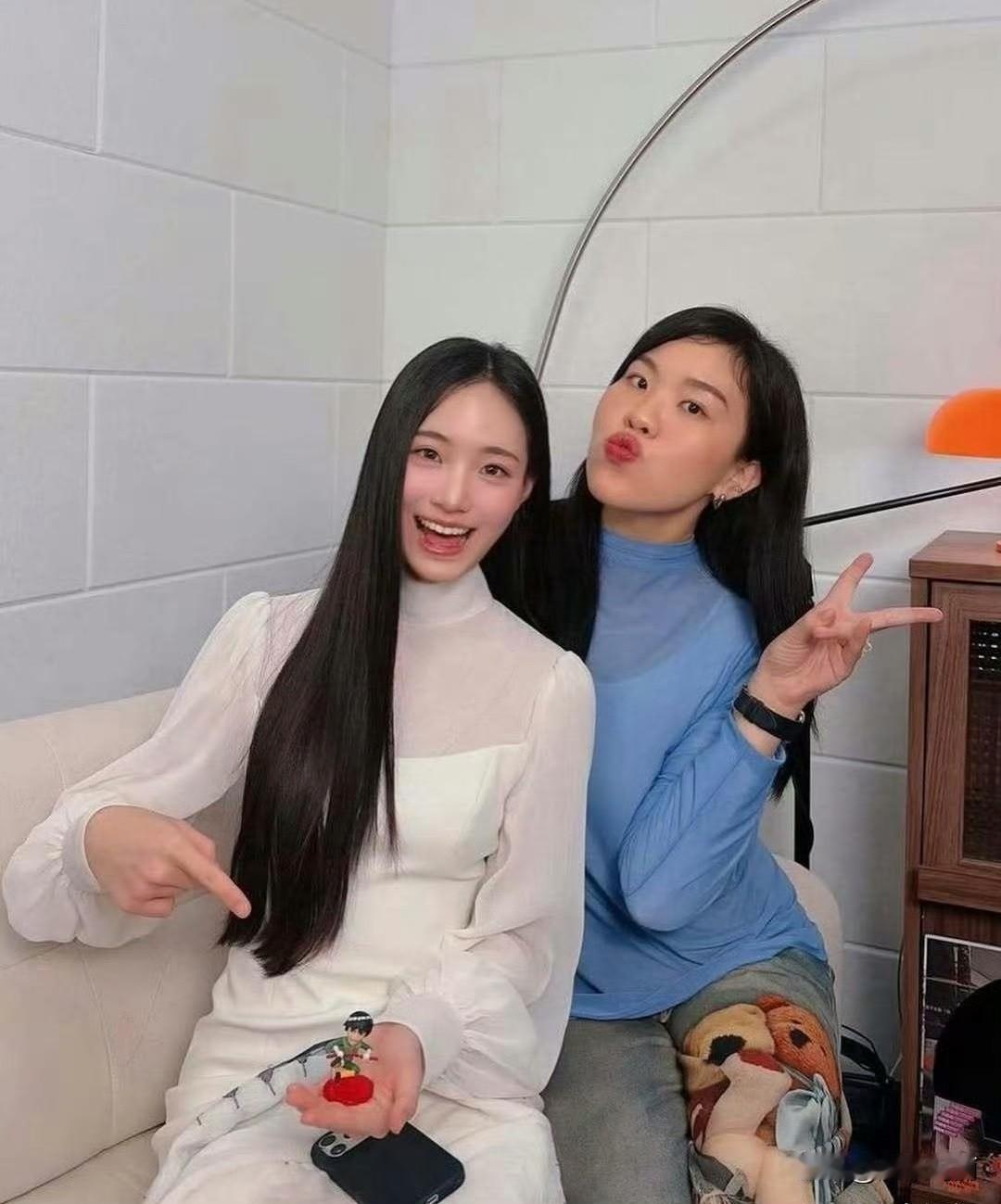 小S岁二女儿和朋友最新合照，18岁的她穿着白色透视上衣，一头黑长直发披肩，看起来