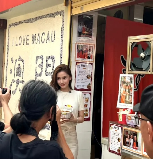 果然是今时不同往日了万万没想到杨颖如今混到这个份上了？自从离婚后，这
