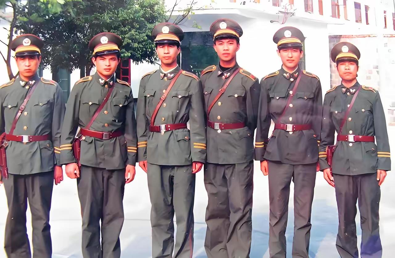 你会穿警服去办事吗？现在街上除了交警，已经很少看见穿警服的了，主要是怕麻烦。在