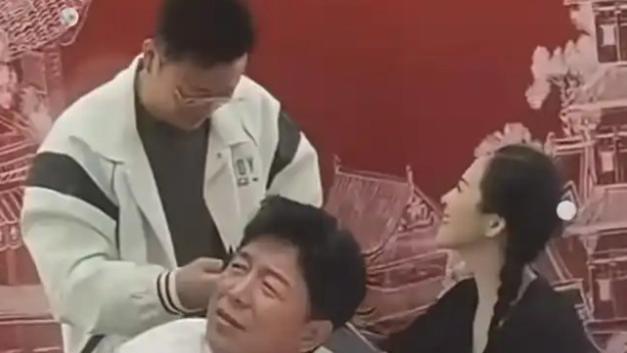 黄渤请一大众明星吃饭!王宝强一桌全是大咖,章子怡稳坐主宾位
