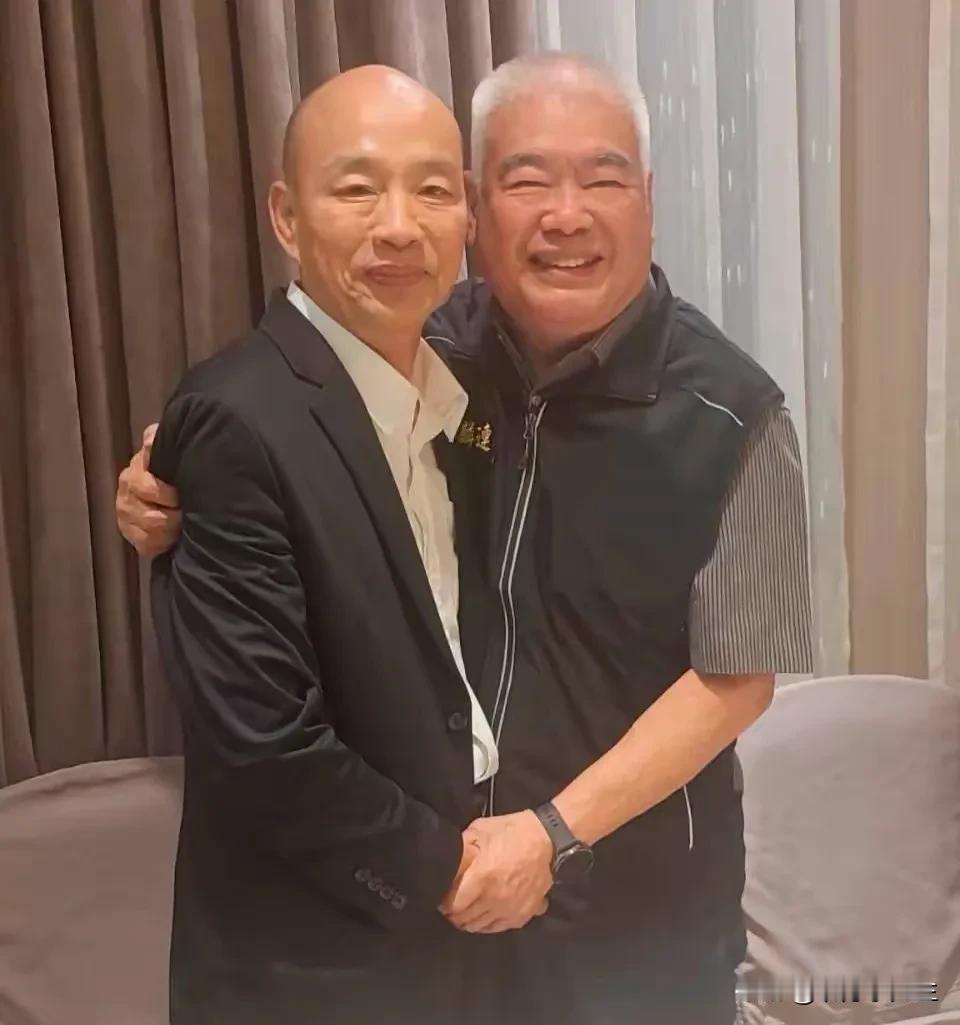 韩国瑜今天宴请国民党副主席季麟连吃饭，通过两人的合照来看，似乎两人终于冰释前嫌了