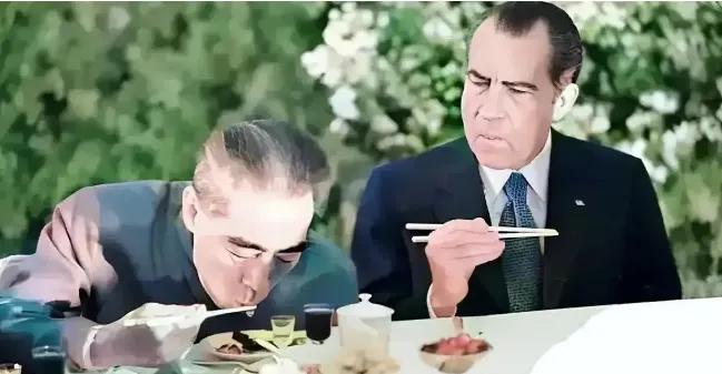 1972年，尼克松访华，与周总理邻座用餐，总理吃饭的一举一动让他震惊不已，一点没