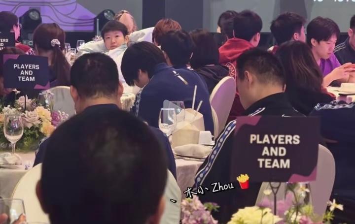 3月9日晚宴现场，全场几乎全员低头玩手机，王楚钦也专注刷着手机，只有莎莎一个人安