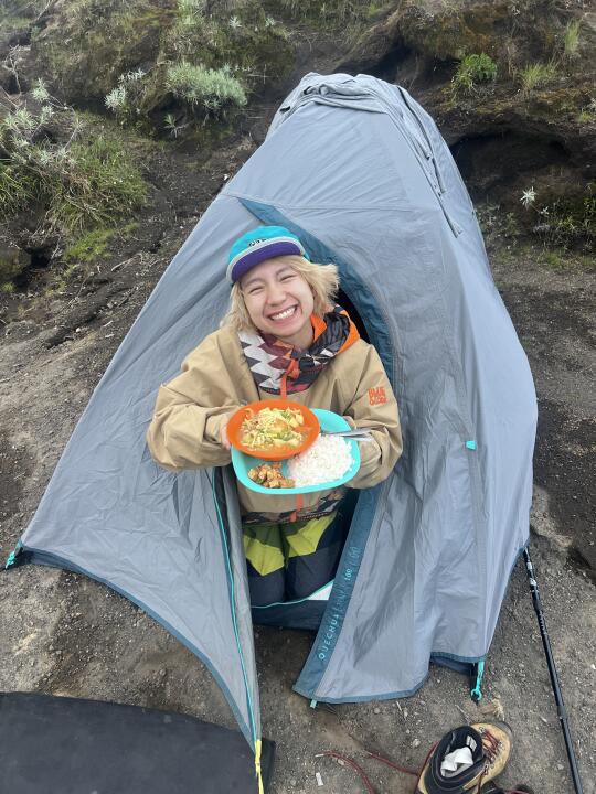 在国外爬火山徒步服务也太好了！！！