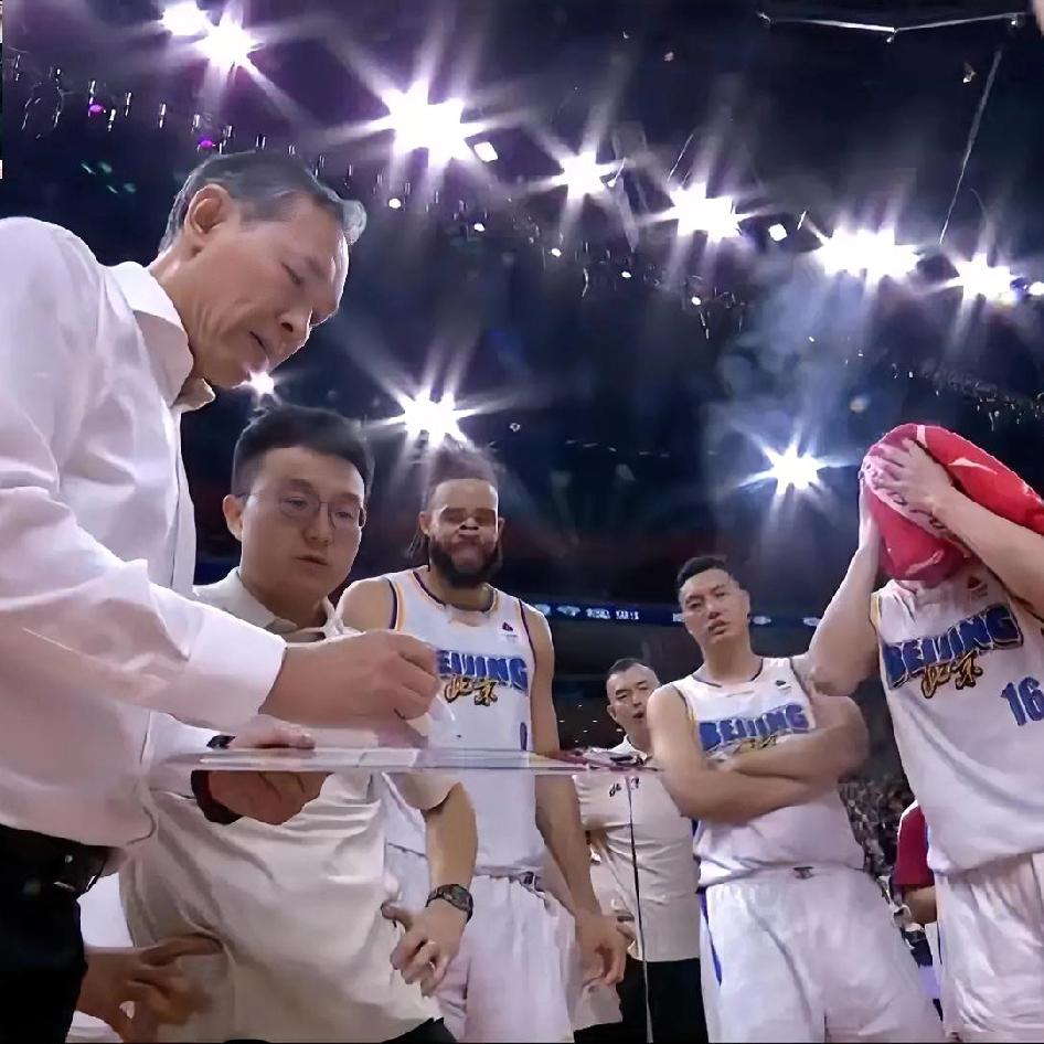 昨晚北京男篮虽然最后时刻战胜了广东！但说实话北京男篮的许导我真的是不认可！？从
