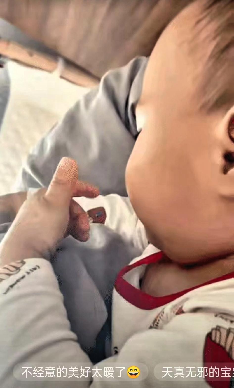 近日，福建发生了一件让人开怀大笑的事。一个小宝宝正躺在床上，妈妈发现他正在拈衣服