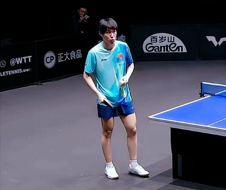 温瑞博和李天阳那场球，现场球迷太不懂事了，每次发球，都有人喊加油！发球时