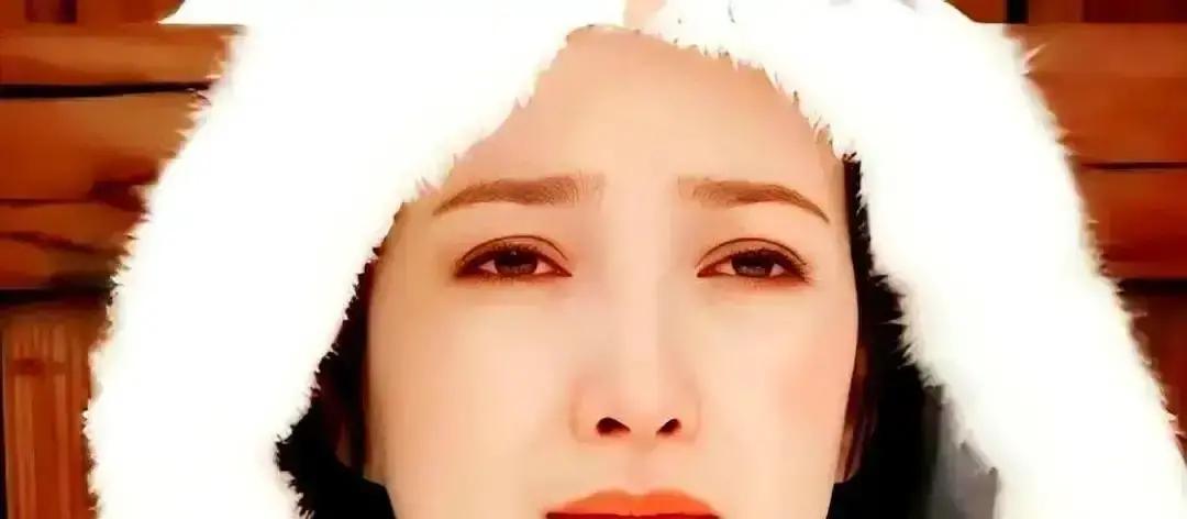 金庸写包惜弱，只给一句“美”，没解释完颜洪烈为啥疯魔。03版《射雕》里，何