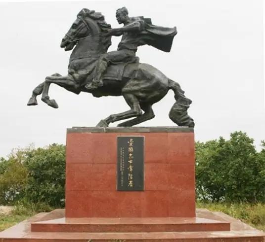 1943年，日本陆军中将南木世隆，骑着高头大马，得意洋洋地视察军事基地，没想到，
