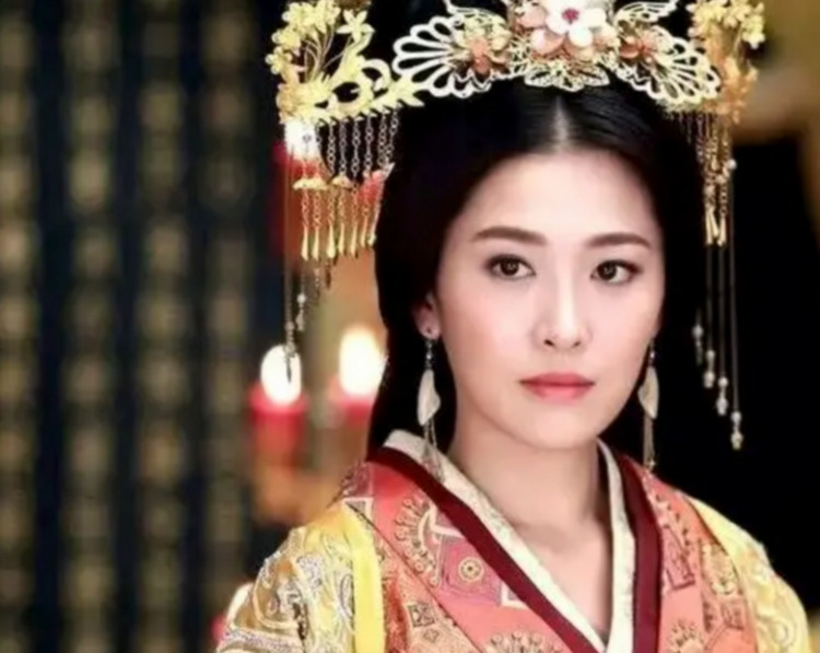 公元前88年的一天晚上，21岁的钩弋夫人侍寝70岁的汉武帝，正当两人宽衣解带，进