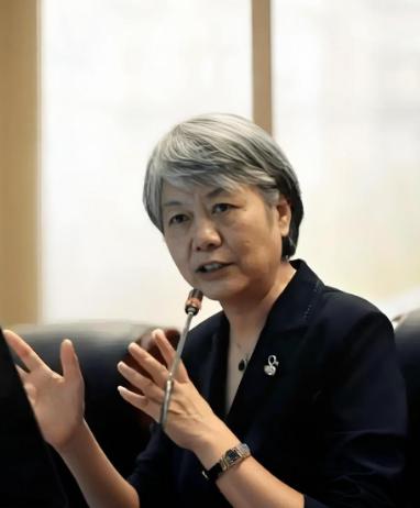 “不能判刑，那就高额罚款！”据说中国人民公安大学李玫瑾教授曾建议，凡是扶了老人被